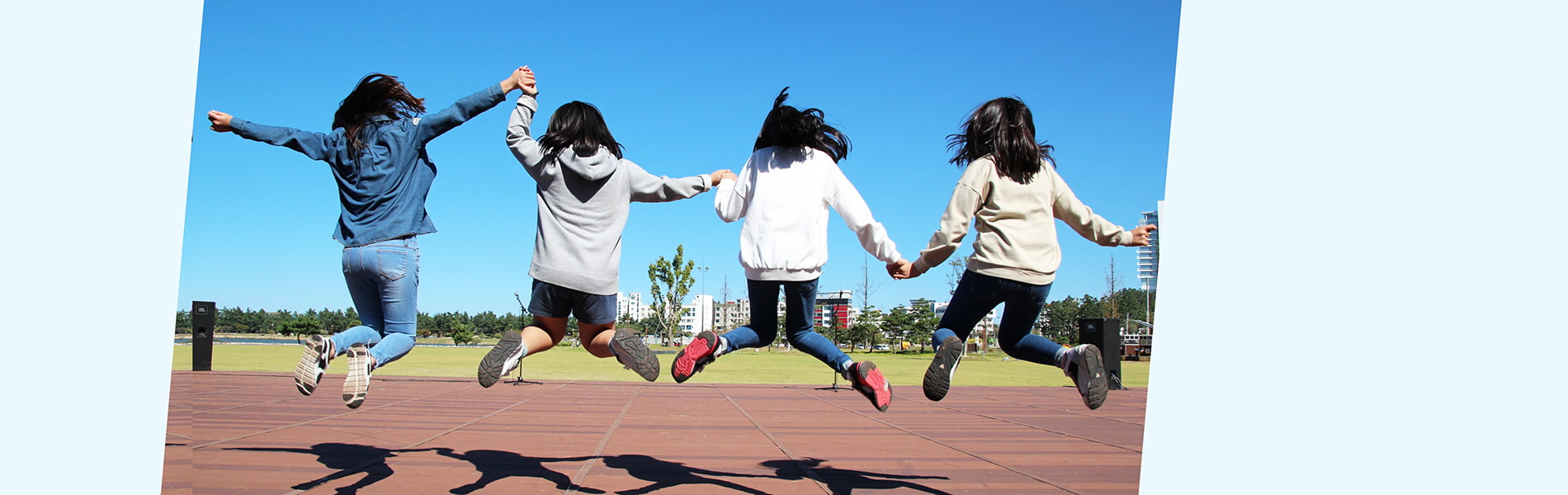 ジャンプをする4人の少女
