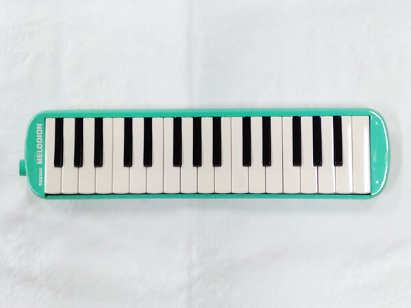 薄い緑色の鍵盤ハーモニカ