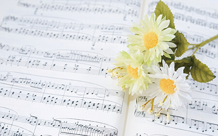 綺麗な花とピアノの楽譜のイラスト