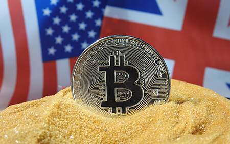 イギリスとアメリカの国旗を背景としたコインの写真
