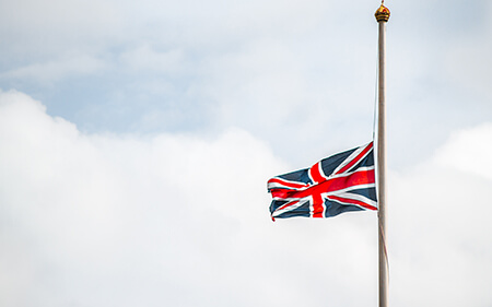曇り空に浮かぶイギリス国旗の写真