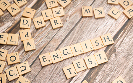 english testと書かれた積み木と英語テスト対策のイメージ