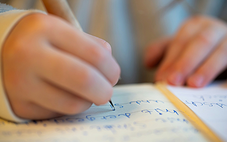 小学生が家庭で英文のライティングを学習する様子