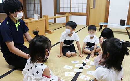 英検ジュニア頻出単語を使ったカルタ学習の様子。遊びながら英単語を覚え、聞いて分かる力を伸ばしています。