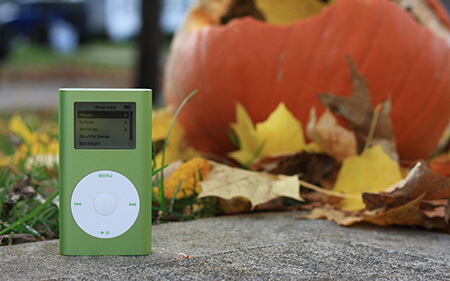 MP3の音源データが入った音楽機器と自然の背景