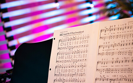 ピアノに楽譜が置かれている風景