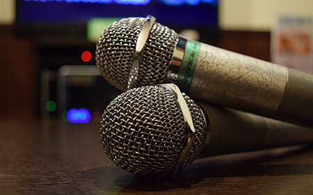 カラオケボックス内の2本のマイク